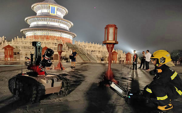 ag旗舰厅重工智能机器人进行消防演练